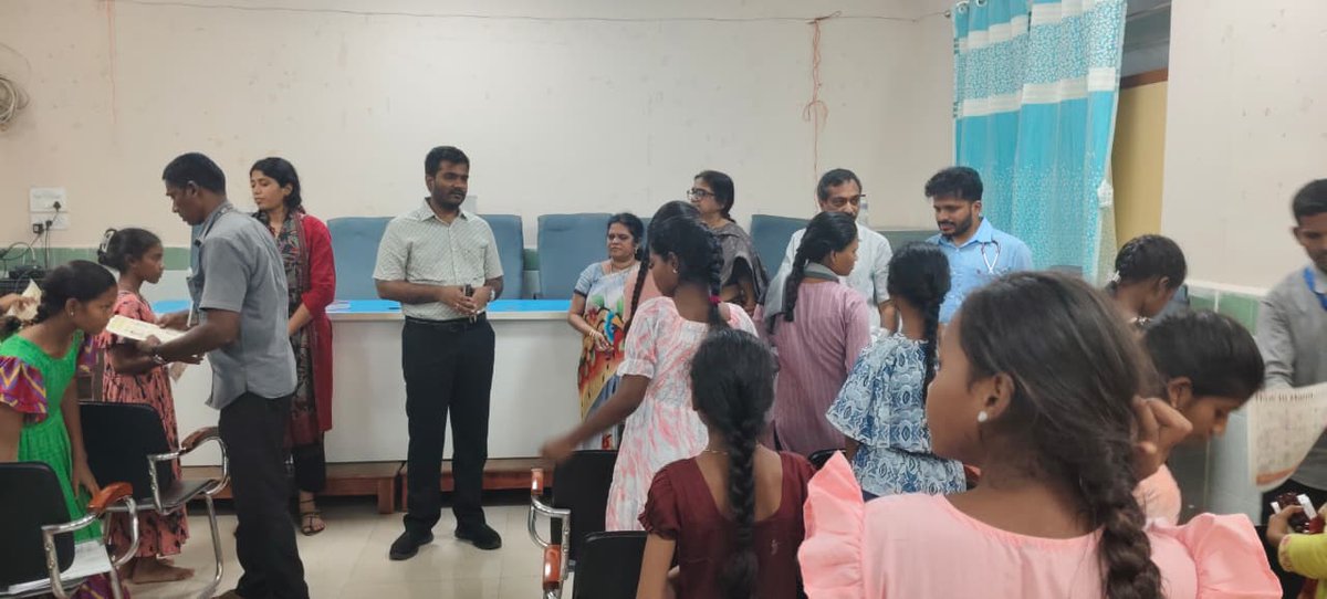 JC_Manyam's tweet image. Dt.08.10.2025
"JC Parvathipuram visits District Hospital, interacts with students recovering from Jaundice, provides health tips & wishes speedy recovery. #HealthFirst #RecoveryMode #ParvathipuramCares"