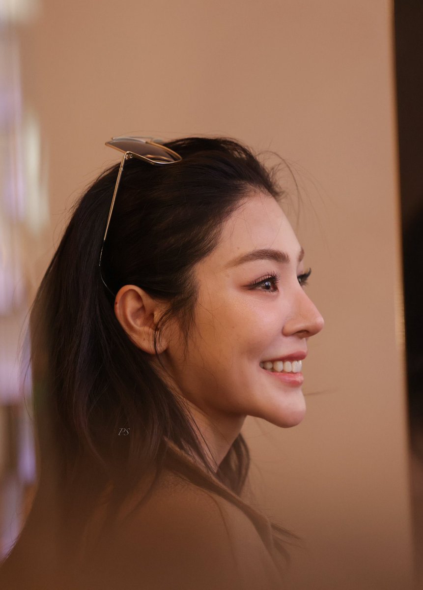 Mypluviophile27's tweet image. Faye unnie 😂😂😂 Why’re you here?
Saranghaeyo 💛

#MaxMaraxFaye
#MFW
#MaxMaraSS26 
#FayePeraya
#ฝ้ายพีรญา