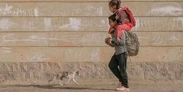 پنهنجي ڀيڻ کي ڪلهن تي کڻي اسڪول وٺي ويندڙ منهنجا ڀاءُ تون ننڍڙي عمر جو وڏو ۽ ذميوار فرد آهين!
I love you boy ❣️😘