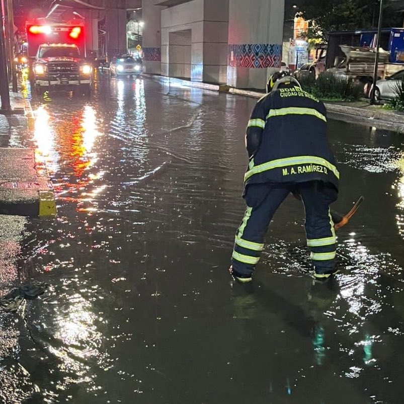 JefeVulcanoCova's tweet image. Derivado de la lluvia que se registra en la Ciudad, hemos atendido 7 encharcamientos y 1 cortocircuito; además han sido retirados 13 árboles y 3 postes caídos, en las alcaldías Milpa Alta, Tlalpan, Iztapalapa, Coyoacán. 

Recuerden que pueden llamarnos al 911 y contactarme en