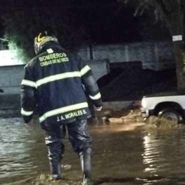 JefeVulcanoCova's tweet image. Derivado de la lluvia que se registra en la Ciudad, hemos atendido 7 encharcamientos y 1 cortocircuito; además han sido retirados 13 árboles y 3 postes caídos, en las alcaldías Milpa Alta, Tlalpan, Iztapalapa, Coyoacán. 

Recuerden que pueden llamarnos al 911 y contactarme en
