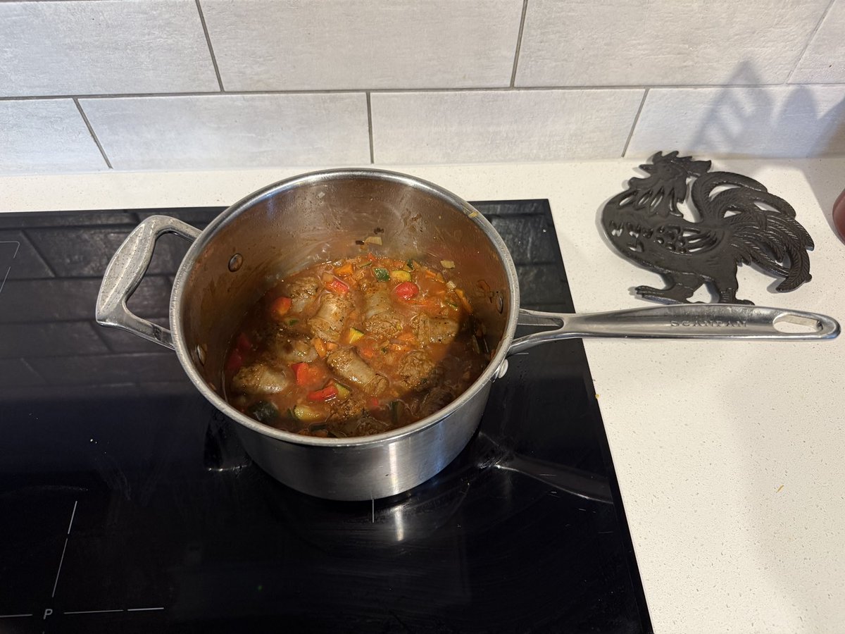 Its the “empty the veggie bin” Sausage Stew. Living the dream 👌
