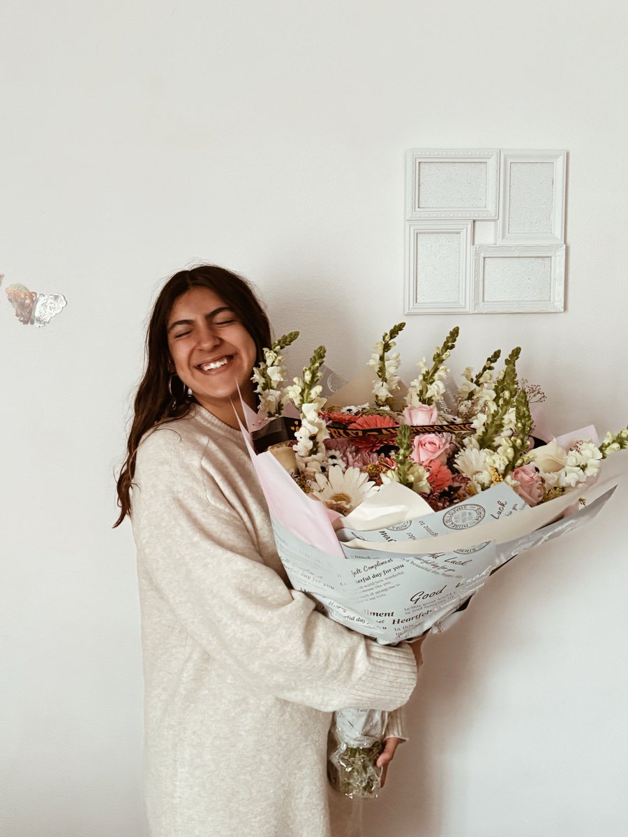 saandyyyyyyyy's tweet photo. el mejor ramo de todo el mundo! hecho 100% por mi changuito bananito 💓🐒🌺🌼🌾 https://t.co/wOH1sWtIqr
