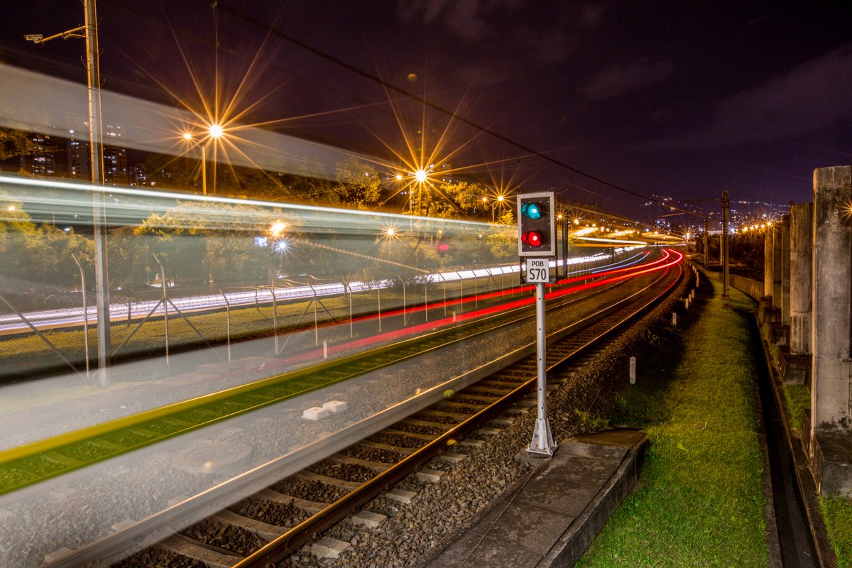 Alguien escribió que hay dos maneras de difundir la luz 💡: ser la lámpara que la emite o el espejo que la refleja. ¿Cuál eres tú? 

#FelizNoche 🌕 y buen descanso. 🥰