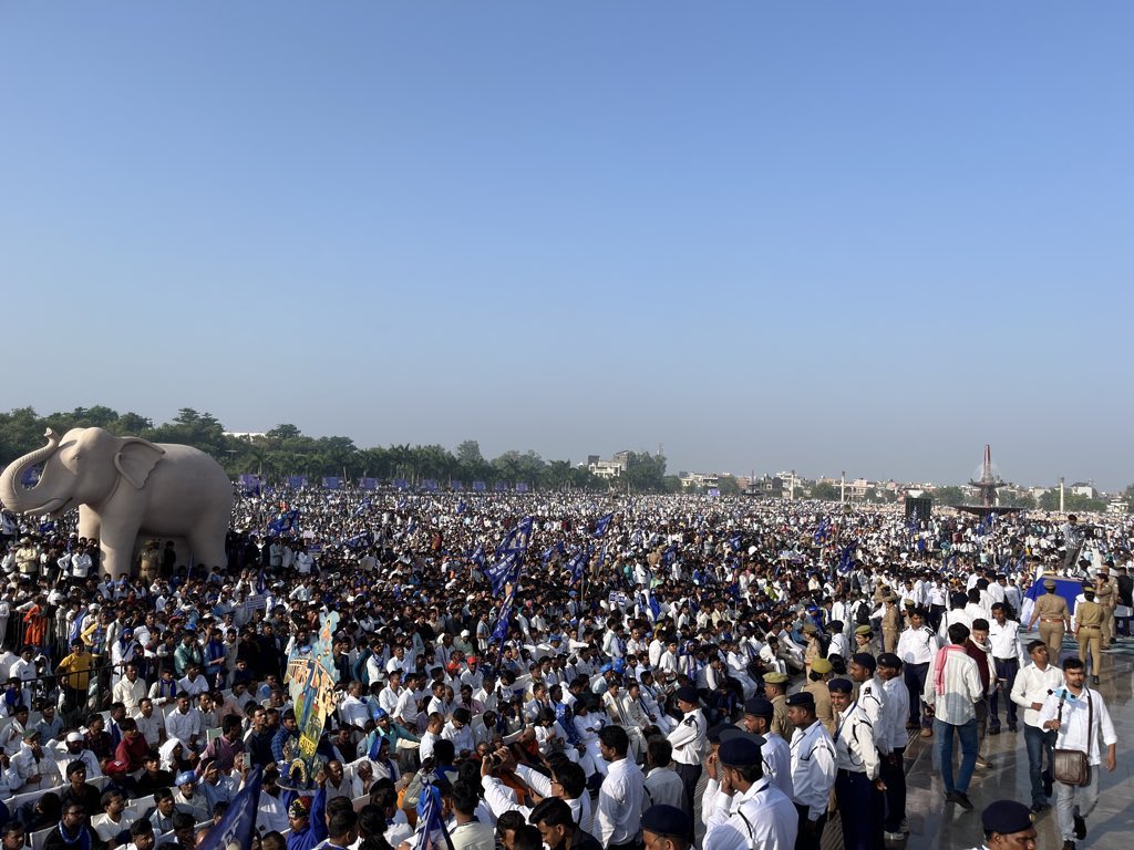 Kush_voice's tweet image. यह जनसमूह देखिए और फिर बताये क्या किसी भी पार्टी में इतनी बड़ी जनसभा करने की हिम्मत है? अखिलेश यादव तो दूर की बात है बीजेपी तक सोच नहीं सकती है.! इतने सारे लोग सिर्फ़ अपनी आदर्श #बहनजी_का_संदेश सुनने आए है।