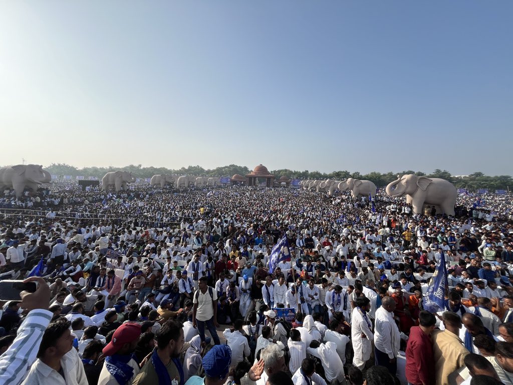 Kush_voice's tweet image. यह जनसमूह देखिए और फिर बताये क्या किसी भी पार्टी में इतनी बड़ी जनसभा करने की हिम्मत है? अखिलेश यादव तो दूर की बात है बीजेपी तक सोच नहीं सकती है.! इतने सारे लोग सिर्फ़ अपनी आदर्श #बहनजी_का_संदेश सुनने आए है।