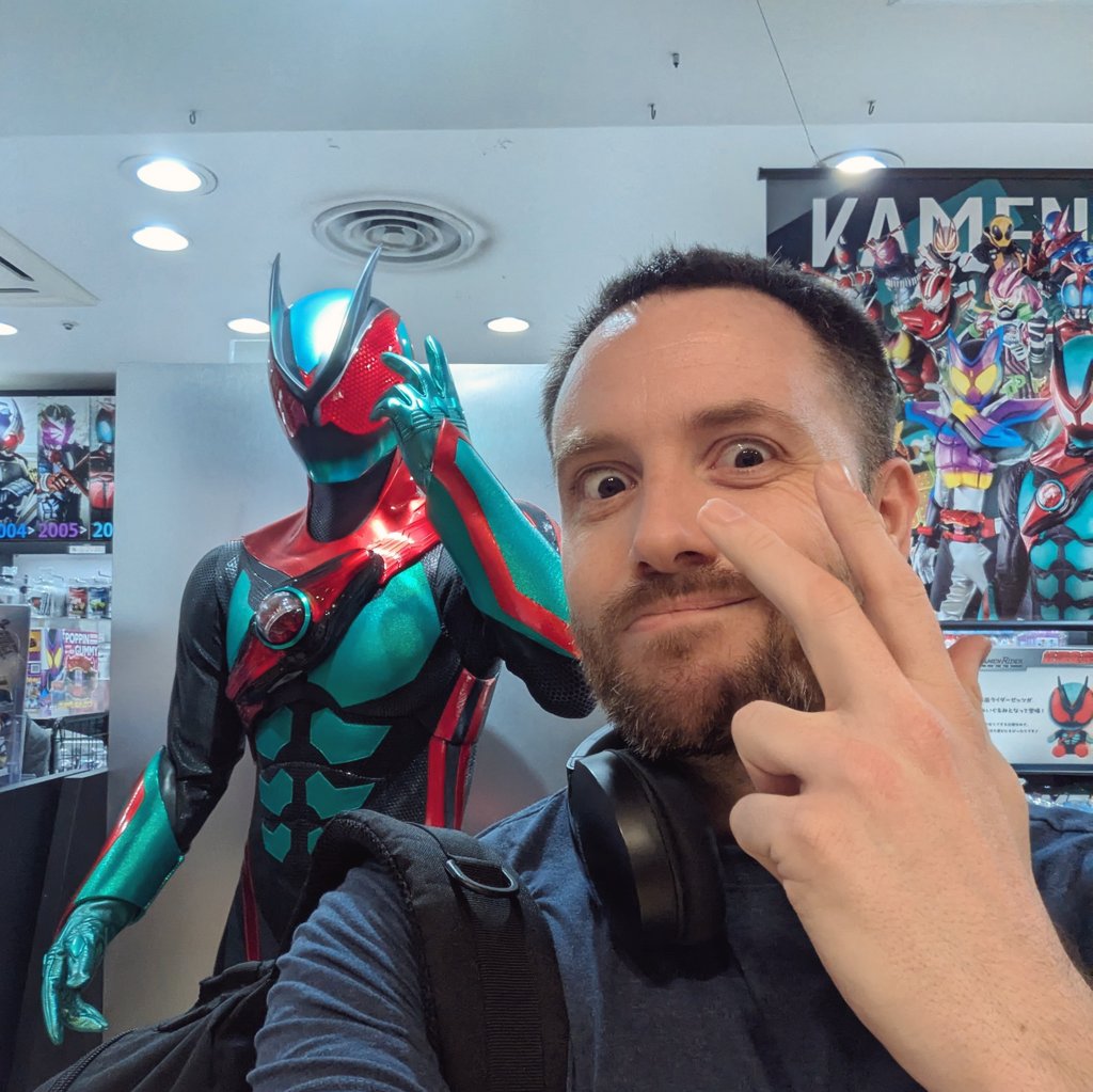 今日の撮影には
東京駅に乗り換えるから
仮面ライダーストアに買い物！😎
I'm on it!