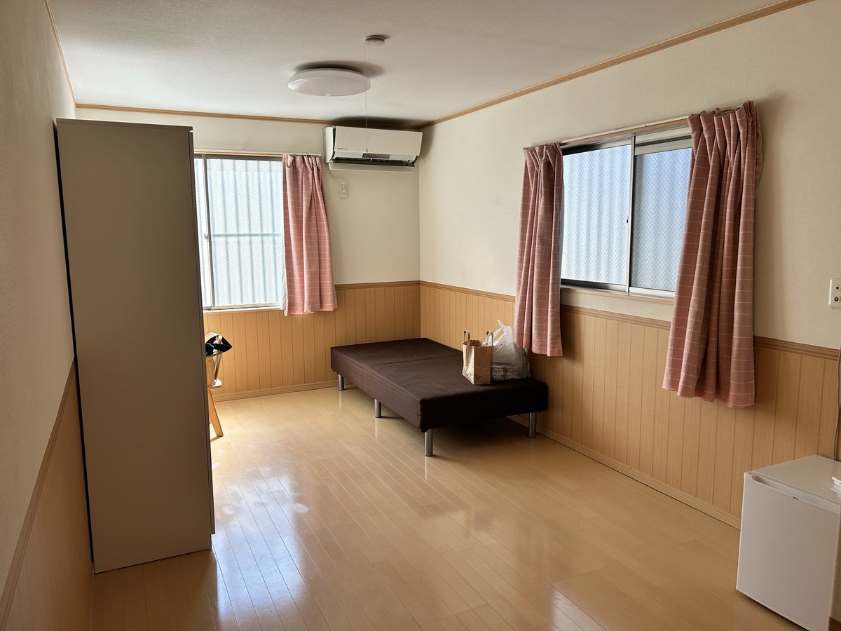 Дождалась этого дня, когда буду переезжать в новую ОГРОМНУЮ комнату!! 
Почти 20 квадратов и собственная раковина и туалет! Для общаги это мощно!