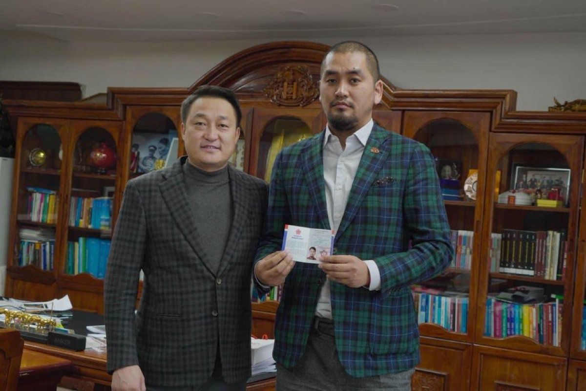 Энэ хулгай Монголын түүхэнд бичигдэх л байхдаа хэрэв эд нар Монголоос өөр газар ингэж хулгай хийсэн бол яах байсан бол Монгол бол жинхэнэ хулгайчидад ээлтэй хулгайчидын эх орон юм бна гайхалтай браво гэж хэлийдаа