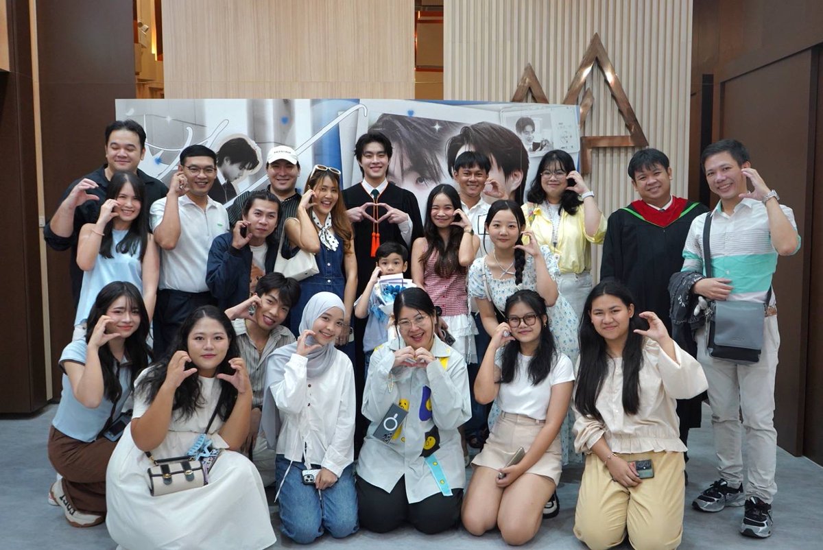 GMMTV's tweet photo. 🎉ขอแสดงความยินดีกับบัณฑิตป้ายแดง "คิน ธนชัย" ที่สำเร็จการศึกษาปริญญาตรี คณะเศรษฐศาสตร์ สาขาเศรษฐศาสตร์การประกอบการ (หลักสูตรนานาชาติ) มหาวิทยาลัยเกษตรศาสตร์
หลังจากทุ่มเทตั้งใจทำงานควบคู่ไปกับการเรียน พร้อมลุยเรียนต่อปริญญาโท คณะเศรษฐศาสตร์ และเดินหน้าทำงานในวงการบันเทิง กีฬา อย่างเต็มกำลัง
ท่ามกลางความปลื้มปิติของครอบครัว พร้อมด้วยแฟนคลับที่มาร่วมแสดงความยินดีอย่างอบอุ่นนะคะ
#KINGraduationDay
#KinThanachai
#GMMTV