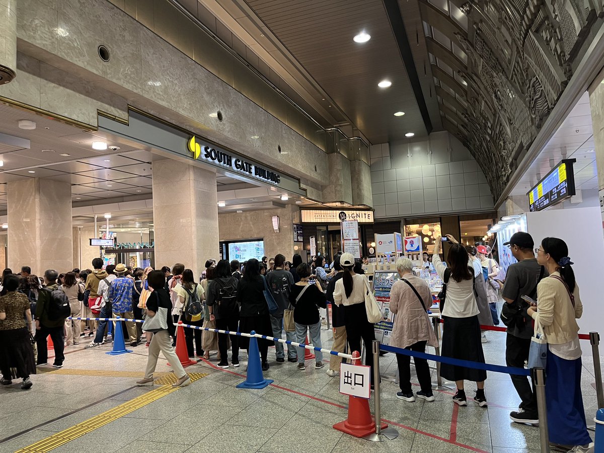 singdancer's tweet photo. JR大阪駅で開催中の「世界のミャクミャク展」
現在並びから観覧終了まで30分。
#ミャクミャク展 
#ミャクミャク 
#EXPO2025 
#万博 https://t.co/bPyiU1yuxN