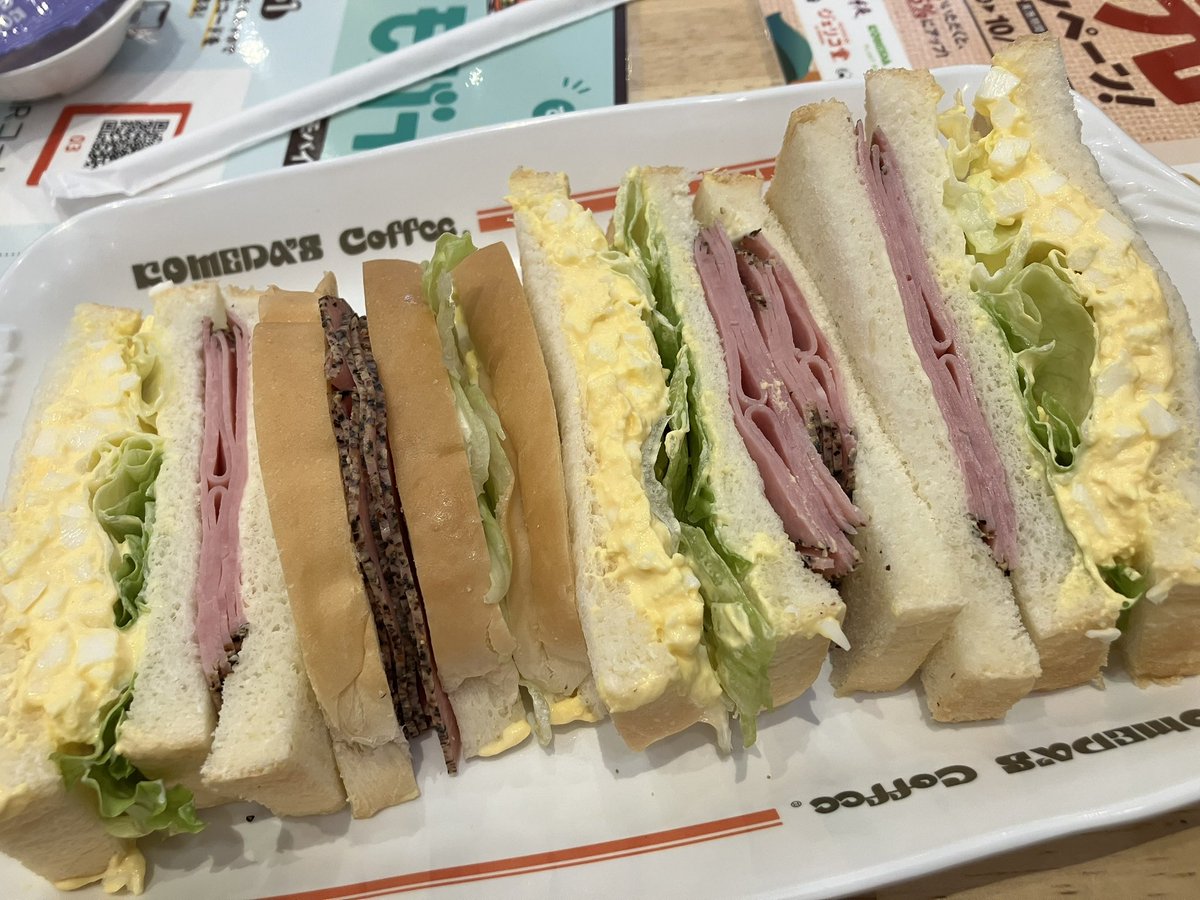 コメダのたまごサンドを手を汚さずに食べきるの、なかなか難度が高い…