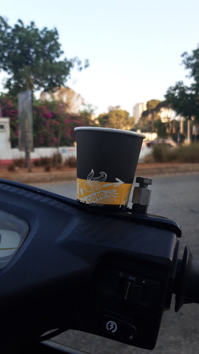 لابد أننا مساجين حتى تسعدنا الأشياء الصغيرة، ذلك النوع التي بإمكاننا تمريره من بين القضبان، ربما سيجارة، وفنجان قهوة، 
#صباحوو