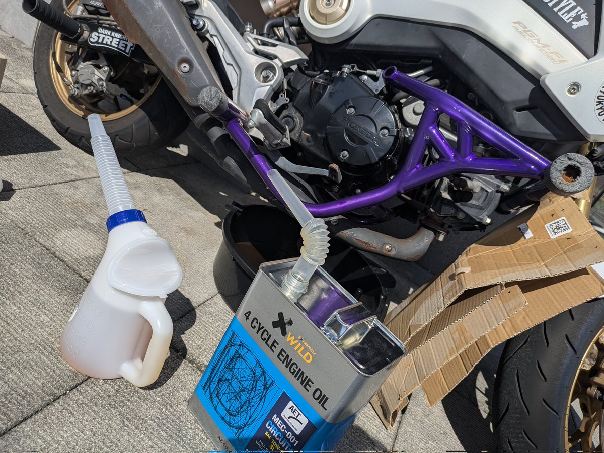 lets_Wheelie's tweet photo. ヘドロのようなオイルを抜いて黄金色のAZオイルに交換！
ついでにクラッチワイヤーにも注油

テキトーな私はワイヤーにもエンジンオイル使います笑
セリアの使い捨てスポイト使って少しずつ注油すると捗ります👍
下から鉄粉混じりの黒いオイル出てくるので受け取るのも忘れずに☝️ https://t.co/KjlPLoXhDC