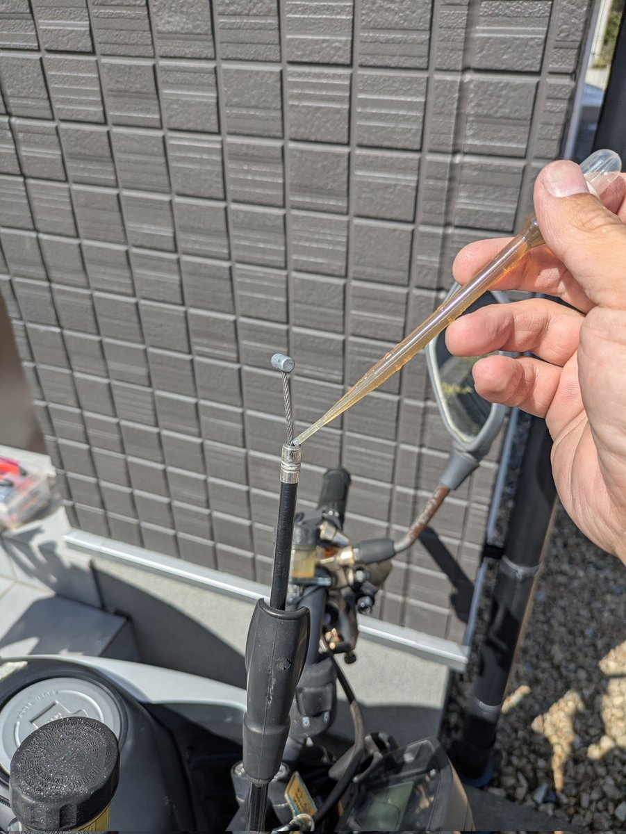 lets_Wheelie's tweet photo. ヘドロのようなオイルを抜いて黄金色のAZオイルに交換！
ついでにクラッチワイヤーにも注油

テキトーな私はワイヤーにもエンジンオイル使います笑
セリアの使い捨てスポイト使って少しずつ注油すると捗ります👍
下から鉄粉混じりの黒いオイル出てくるので受け取るのも忘れずに☝️ https://t.co/KjlPLoXhDC