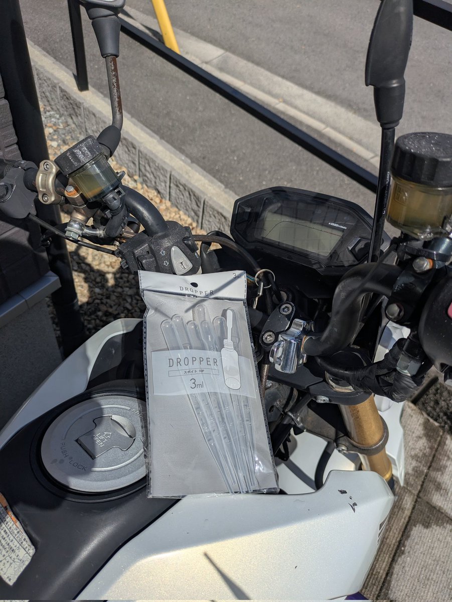 lets_Wheelie's tweet photo. ヘドロのようなオイルを抜いて黄金色のAZオイルに交換！
ついでにクラッチワイヤーにも注油

テキトーな私はワイヤーにもエンジンオイル使います笑
セリアの使い捨てスポイト使って少しずつ注油すると捗ります👍
下から鉄粉混じりの黒いオイル出てくるので受け取るのも忘れずに☝️ https://t.co/KjlPLoXhDC