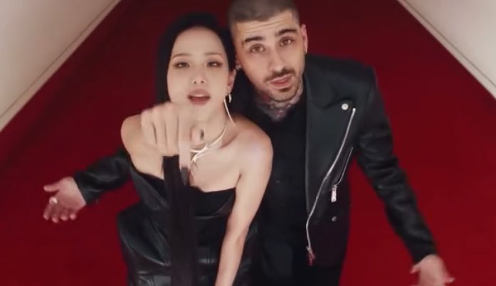 D95Radio's tweet photo. #JISOO junto a Zayn en el video de su nuevo single “EYES CLOSED” ❤️‍🔥

#JISOOxZAYN https://t.co/LfY5Q1Lu6r