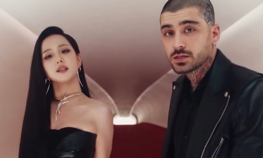 D95Radio's tweet photo. #JISOO junto a Zayn en el video de su nuevo single “EYES CLOSED” ❤️‍🔥

#JISOOxZAYN https://t.co/LfY5Q1Lu6r