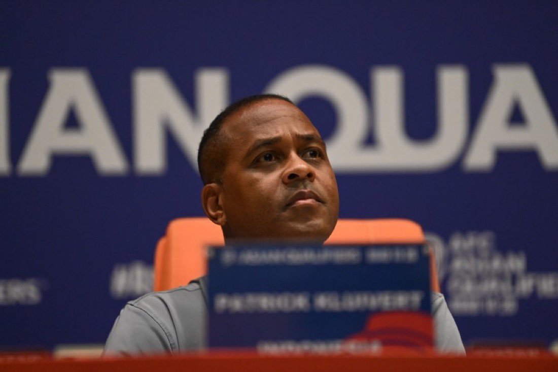 idextratime's tweet photo. 🎙️ Konferensi pers Patrick Kluivert seusai pertandingan :

🗣️"Selalu menyenangkan jika punya lebih banyak pendukung (di stadion). Menurut saya, suporter kami juga luar biasa. Akan tetapi kalau main di kandang sendiri, tentu saja, fans (yang datang) lebih banyak," 

🗣️"Jelas mereka (Arab Saudi) punya sedikit keuntungan sebab bermain di kandang sendiri. Memang begitulah adanya. Itu faktanya."

🗣️"Saya sangat kecewa tapi kami masih punya satu pertandingan lagi. Skor 3-2 melawan tim yang bagus dan kami tidak boleh menundukkan kepala. Tiga hari lagi sudah ada pertandingan lain yang menanti. Saatnya menganalisa dan kembali lebih kuat saat melawan Irak, Kami perlu menjernihkan pikiran dan tampil bagus. Laga melawan Irak adalah pertandingan penting yang harus kami menangkan."