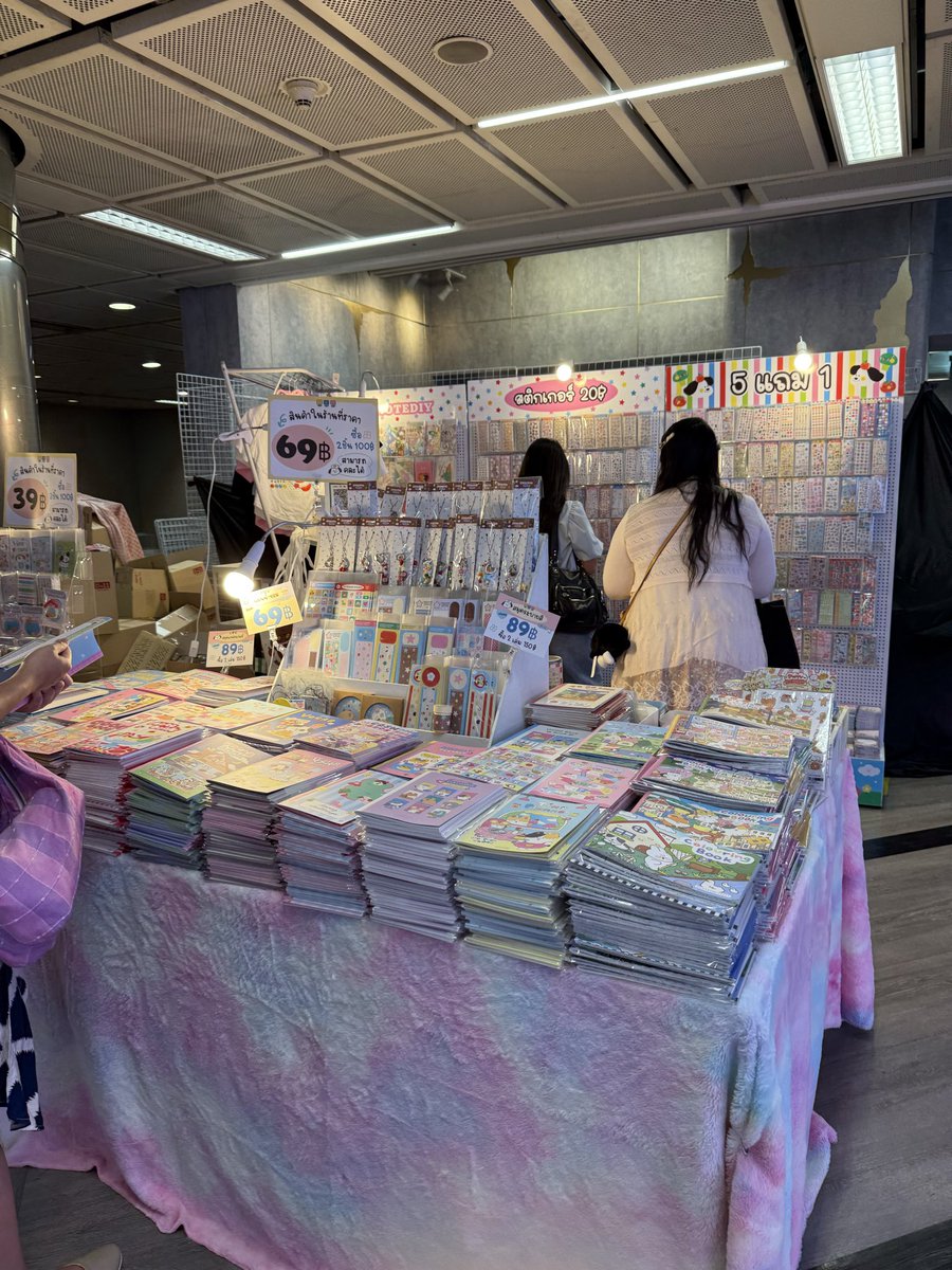 postitnotediy's tweet photo. อยู่ทางเชื่อมไปงานหนังสือ ใน MRT ศูนย์ประชุมแห่งชาติสิริกิติ์ ทางออก3 นะคะ #งานหนังสือ https://t.co/Y2ytcJlxCm