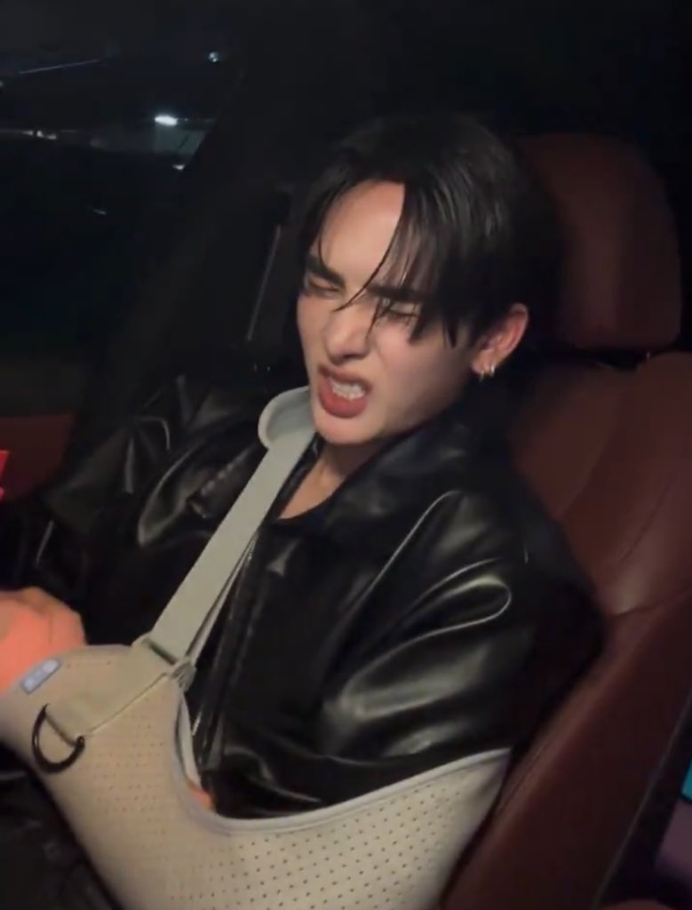 อยู่กับพี่😬                                          อยู่กับแฟน🤕