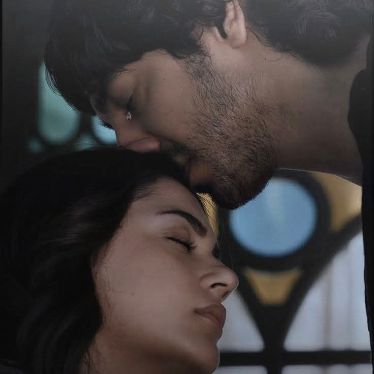 दोनों होंठ को चूमना भी मुहब्बत होती हैं 
बशर्ते उसने पहले तुम्हारा माथा चूमा हो..❤️🌻

#Aashirwad
#AdvitiyaBharat 
#GodMorningThursday