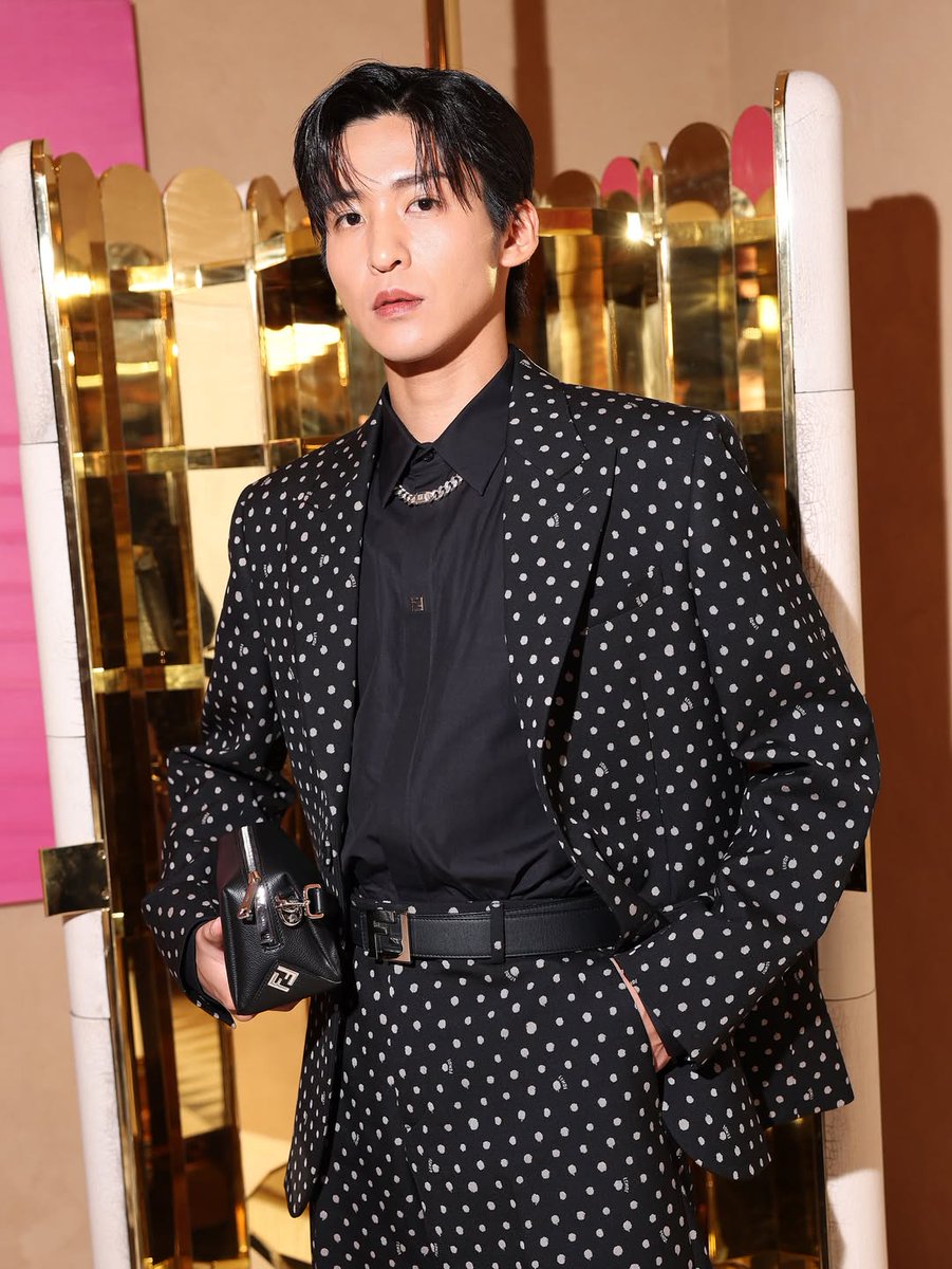 フェンディのアンバサダーである目黒蓮とStray Kidsのバンチャンが、ミラノのモンテナポレオーネ通りに新たにオープンしたブティック「パラッツォ・フェンディ・ミラノ」のグランドオープニングに登場。

#BANGCHANxFENDISS26 #FENDIxRENMEGURO #fendiambassador #bangchan #renmeguro