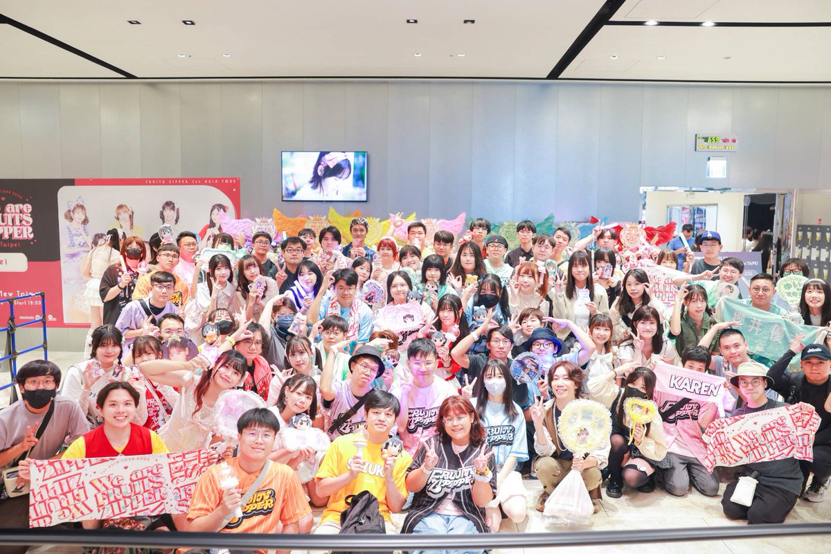happyrika_isobe's tweet photo. 昨日（10/8）、FRUITS ZIPPERのファンのみんなと一緒に写真を撮れてとても幸せでした！✨
一緒に準備してくれたうどんちゃん、本当にありがとう💖
みんなが楽しんでくれていたら嬉しいです🌈

#FRUITSZIPPER
#FRUITSZIPPERASIATOUR
#ふるっぱー https://t.co/AfbFtoKMOt