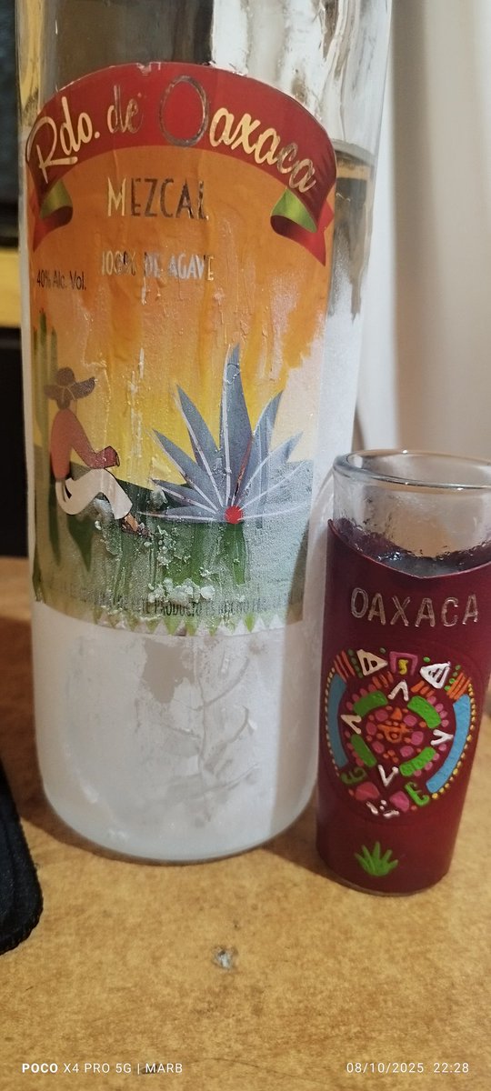 MikeMarb's tweet photo. hay algo mejor que el #mezcal... Espadín joven https://t.co/OjmmBqqeMm