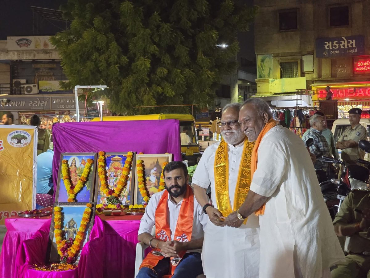 harshadpatelmla's tweet image. આજ રોજ વિશ્વ હિન્દુ પરિષદ - બજરંગ દળ નારણપુરા જિલ્લો રાણીપ પ્રખંડ દ્વારા બજરંગ દળ નિમિતે રાણીપ શાર્ક માર્કેટ ખાતે આયોજિત શ્રી હનુમાન દાદા ની મહા આરતી તેમજ હનુમાન ચાલીસા પાઠ નું આયોજન કરવામાં આવ્યું હતું જેમાં ઉપસ્થિત રહેવાનું થયું હતું.
