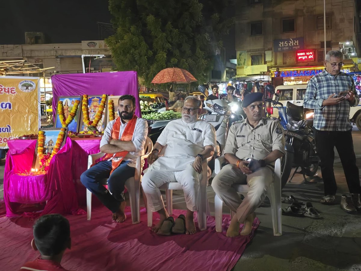 harshadpatelmla's tweet image. આજ રોજ વિશ્વ હિન્દુ પરિષદ - બજરંગ દળ નારણપુરા જિલ્લો રાણીપ પ્રખંડ દ્વારા બજરંગ દળ નિમિતે રાણીપ શાર્ક માર્કેટ ખાતે આયોજિત શ્રી હનુમાન દાદા ની મહા આરતી તેમજ હનુમાન ચાલીસા પાઠ નું આયોજન કરવામાં આવ્યું હતું જેમાં ઉપસ્થિત રહેવાનું થયું હતું.