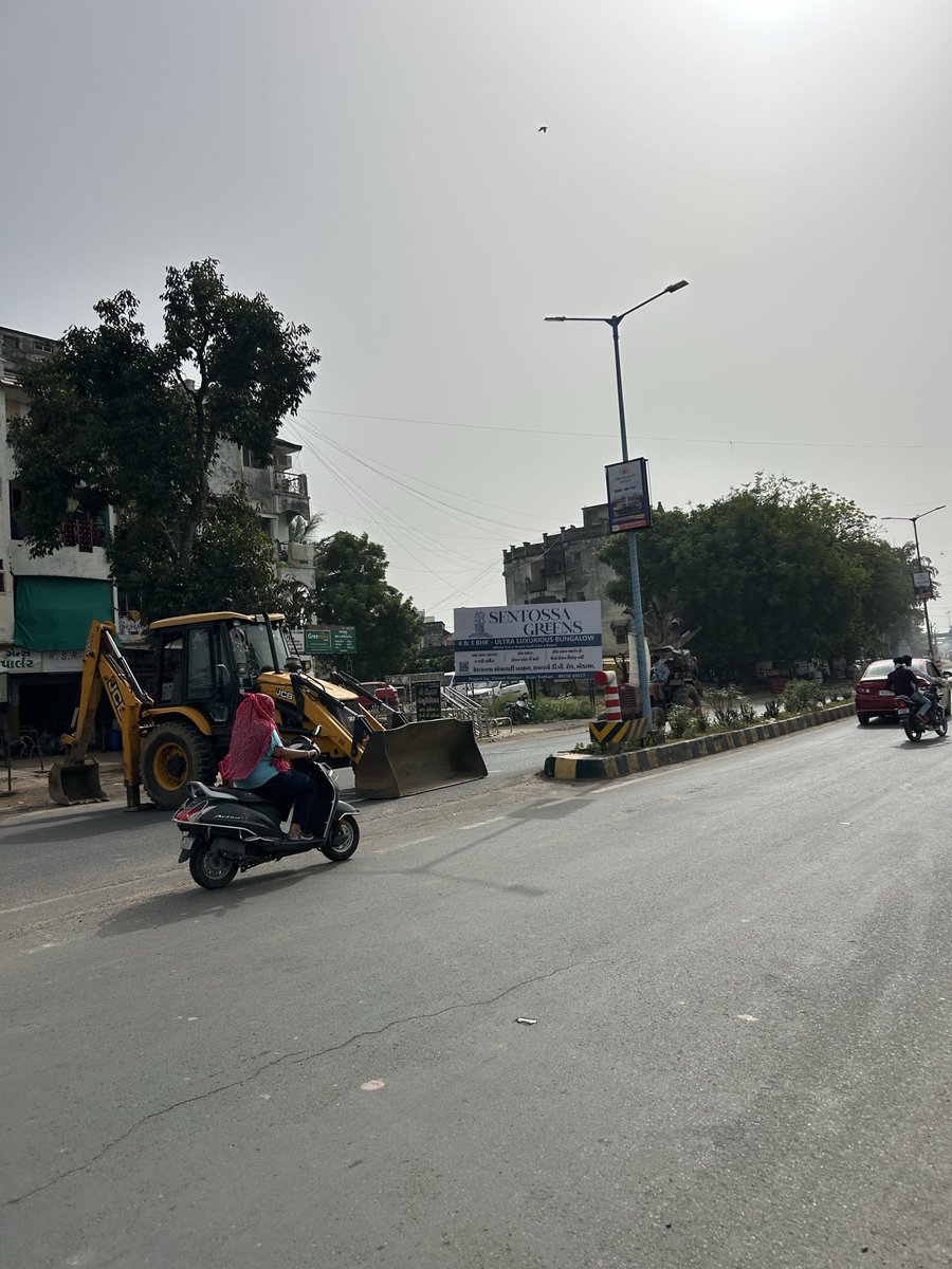 udtateer1525590's tweet image. मोडासा में लगभग तीन किलोमीटर का रोड बनाया जा रहा है और उसमे दो साल से ज़्यादा का टाइम अब तक लग चुका है और अब बारिश के बाद फिर से उसी रोड का काम शुरू हो गया है। ऐसा कौनसा रोड बना रहे है जिसमे तीन तीन साल का टाइम लगता है तीन किलोमीटर में 🤦‍♂️🤣 @modasa #modasanews #BJPGujarat