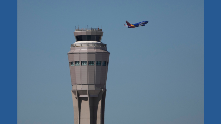 ABD’deki hükümet kapanması havaalanlarını vurdu. ✈️
Personel eksikliği yüzünden uçuşlar gecikiyor.
#ABD #shutdown #ekonomi