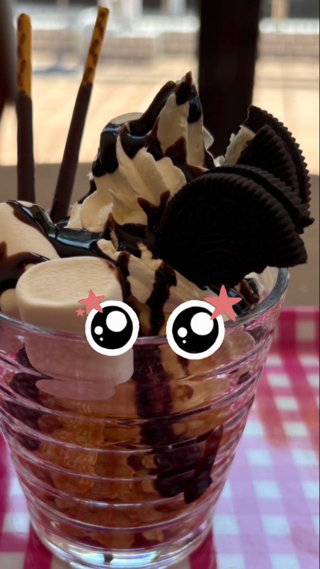 食べて欲しそうな顔してる👀✨

みなさんからの投票で4つの案から選ばれ、
試作に試作を重ねた特別なパフェ！

  #生協学生委員会Ciel #パフェ #滋賀大学 #彦根キャンパス #スイーツ #デザート #滋賀大  #期間限定