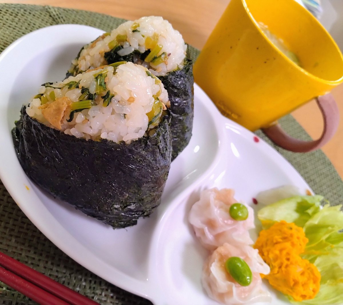 蕪の葉炒めおにぎり🍙
かぼちゃサラダ🎃
ニッスイえびシューマイ
冷凍むき枝豆のせ💚
#OnigiriActiom 
 #ニッスイとおにぎりアクション