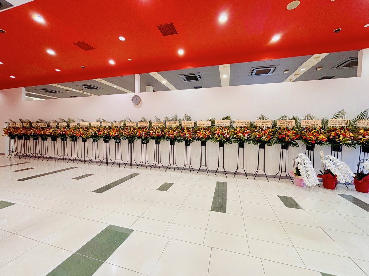 船橋市藤原にオープンしました車屋さん『チャンス船橋店』様にお祝いのスタンド花をお届けしました♪♪
とても広い敷地で色んな車が沢山販売されてました☺️
御開店おめでとうございます㊗️