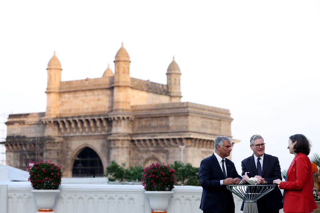 Lindy_Cameron's tweet image. Delighted to welcome Prime Minister Keir Starmer and the UK’s largest-ever trade delegation to India. This visit reflects the UK&apos;s deep commitment to generating growth and unlocking opportunities, together with India. A pivotal moment for 🇬🇧 🤝🇮🇳 ties.