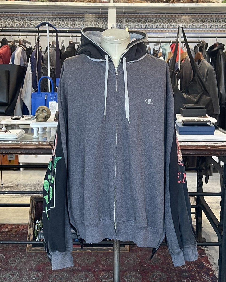 AMATERA888's tweet image. 【DISCOVEREDディスカバード】Band Tee Dolman Zip Hoodie (DC-NS-CU-13)
amatera-inc.com/view/item/0000… 

VINTAGE ROCK TEE を使用した１点ものリメイク商品になります。

#DISCOVERED #ディスカバード #LOOPINGSWEAT #スウェット #AMATERA #AMATERA熊本 #熊本セレクトショップ #アマテラ