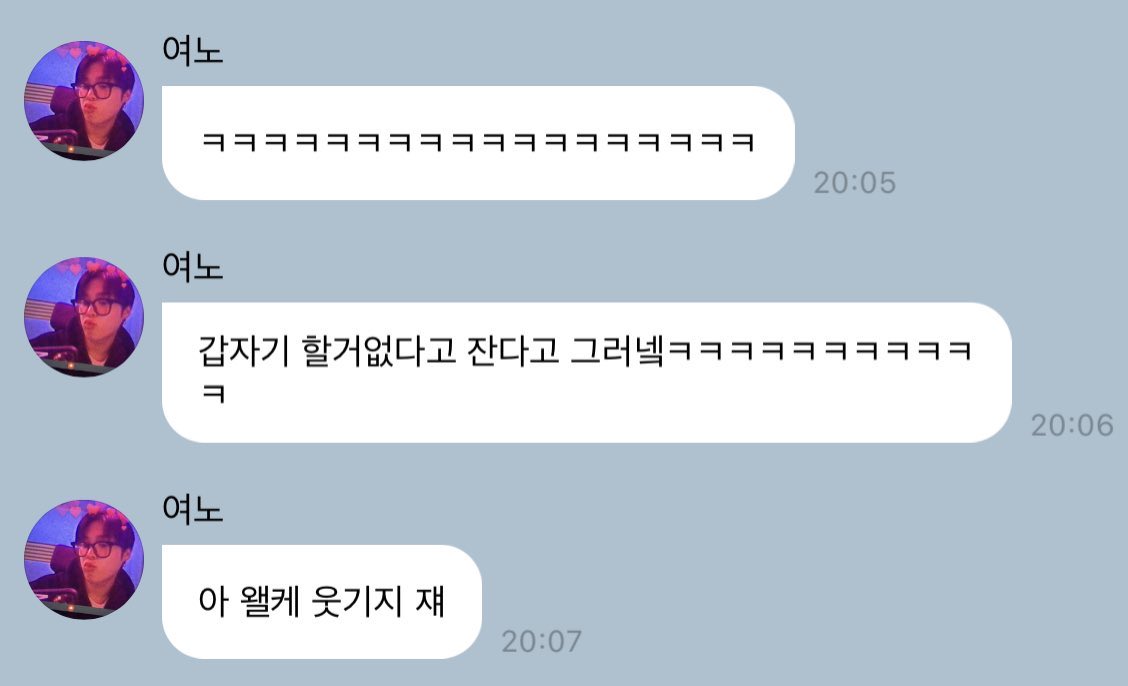 Bxmb22's tweet photo. 라식하고나서 선글라스끼고 방문닫고 노래열창하다가 심심해지니까 자던 스물한살 강민이.. https://t.co/GPh0uTymbk