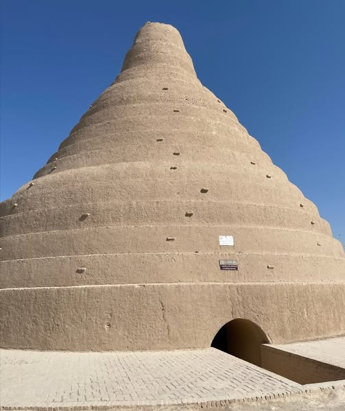 pierpi13's tweet photo. La ghiacciaia di Abarkuh, conosciuta localmente come "Yakhchal", provincia di Yazd, Iran.
Lo Yakhchal di Abarkuh è un'antica struttura costruita oltre 2.000 anni fa per immagazzinare il ghiaccio in inverno e usarlo in estate, nel torrido  deserto persiano.
Gli antichi ingegneri persiani impedivano lo scioglimento del ghiaccio nel deserto costruendo le Yakhchal, ghiacciaie a forma di cupola isolate termicamente che sfruttavano una combinazione di fisica e forze naturali.
Le Yakhchal erano costruite con mattoni di fango spessi e resistenti al calore, utilizzando una malta speciale chiamata sarooj (una miscela di sabbia, argilla, albume d'uovo, calce, pelo di capra e cenere) per l'isolamento.
Le strutture avevano una prominente cupola conica e ampie camere di stoccaggio sotterranee.
Durante le fredde notti invernali, l'acqua veniva convogliata in piscine poco profonde appositamente progettate per congelare.
Il ghiaccio veniva quindi tagliato in blocchi e trasportato alle Yakhchal per la conservazione.
Le spesse pareti e le stanze sotterranee fornivano un eccellente isolamento termico, riducendo al minimo l'esposizione al calore.  Alcune strutture includevano badgir (catturatori di vento) che convogliavano l'aria fredda verso l'area di stoccaggio.
Il progetto utilizzava anche il raffreddamento evaporativo, un processo che abbassa le temperature sfruttando l'evaporazione.
Lo Yakhchal è una testimonianza dell'antica ingegneria persiana ed è una delle quattro ghiacciaie rimaste ad Abarkuh.