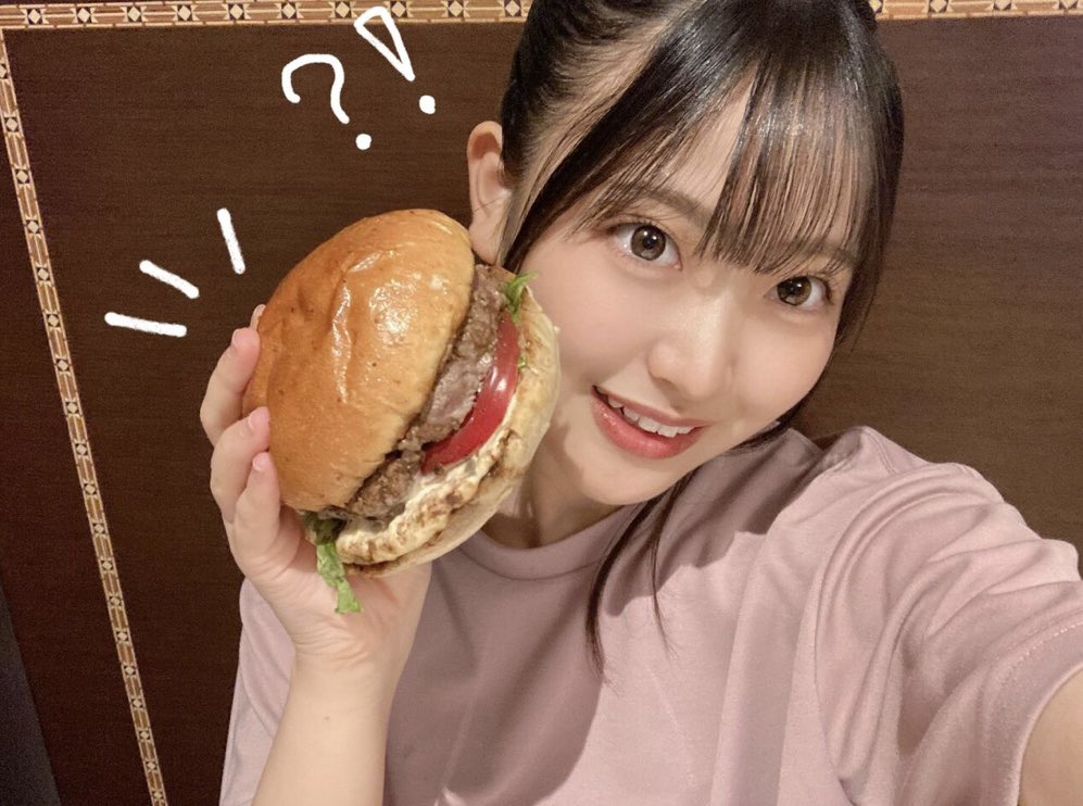 hiyokko928's tweet image. ブログ更新ありがとう！
ひなのんのポニーテール巻きは最強すぎます
ハンバーガーおっきいね！美味しそう
たまにはご褒美で美味しいもの食べてね！
ブログを書いてくれたひなのんにキュン🫰🏻
 #蔵盛妃那乃日記