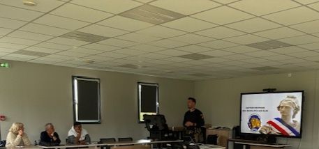 👮‍♂️[FORMATION DISPENSÉE AUX ÉLUS]👮

🇫🇷 La gendarmerie accompagne les élus locaux dans l'exercice de leurs mandats et notamment, dans les relations qu'ils entretiennent avec les citoyens. 

➡️ Une offre de formation dénommée « gestion des incivilités » leur est proposée.
