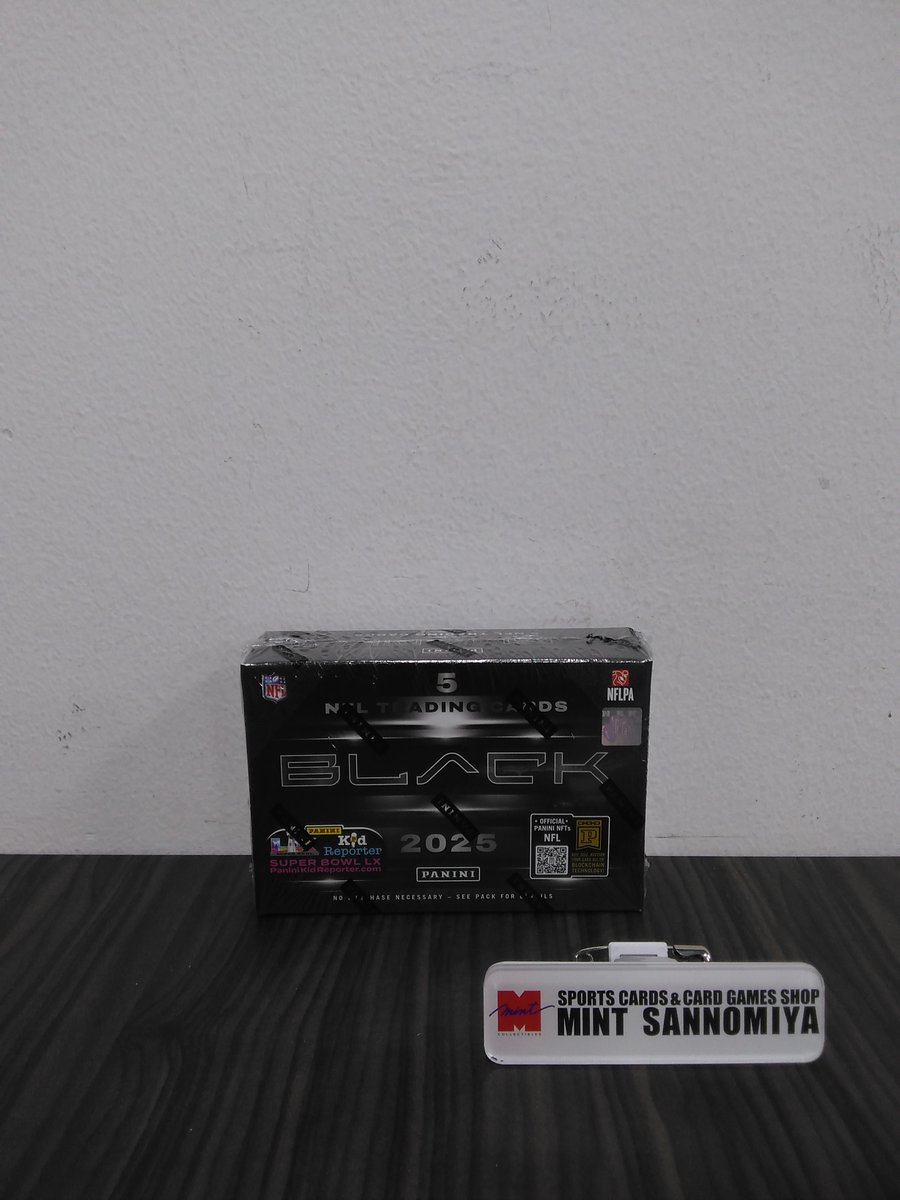 新商品入荷のお知らせ

NFL 2025 PANINI BLACK FOOTBALL HOBBY🏈

パニーニ社からNFL公式アメリカンフットボールカード「ブラック」の2025年版が登場！
美しいデザインとスター満載のチェックリストが特徴！