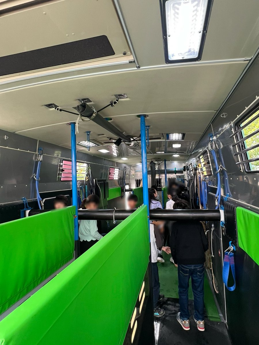 NBahitsu's tweet image. エフフォーリア号が乗馬1頭ポニー3頭を乗せて新潟大学附属新潟小学校を訪問しました♪
🌷🏫🚛🐎🐎🐎🐎🌷
馬運車の中も興味深く見学してくださっていました🔍👀⭐️
ありがとうございました🥰
#日本馬匹 #馬運車 #競馬 #JRA #見学 #学校