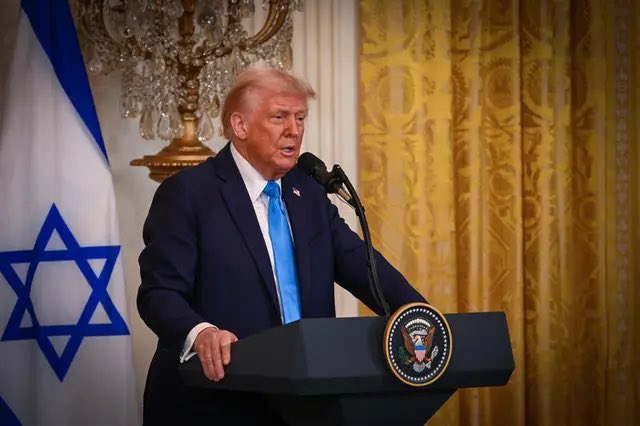 On l’a moqué.
On l’a traité de fou ou de populiste 
N’empêche, Trump a réussi là où Macron — et tant d’autres — ont échoué.
Là où Macron bavarde, Trump agit.
Là où Macron se soumet aux terroristes, Trump les met face à leurs responsabilités.
Là où Macron répète les rhétoriques de