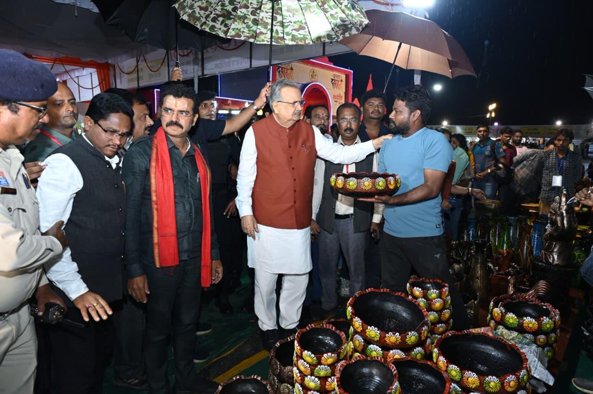 drramansingh's tweet image. आइए स्वदेशी अपनाएं, आत्मनिर्भर भारत बनाएं।

कल शाम लालबाग मैदान, जगदलपुर में आयोजित स्वदेशी मेला में एक बहुत ख़ूबसूरत कालीन दिखा, यह देखकर भी अच्छा लगा कि इस मेले में UPI पेमेंट की पूरी सुविधा थी इसलिए UPI से भुगतान कर अपने लिए कालीन ख़रीदा।

माननीय प्रधानमंत्री श्री…