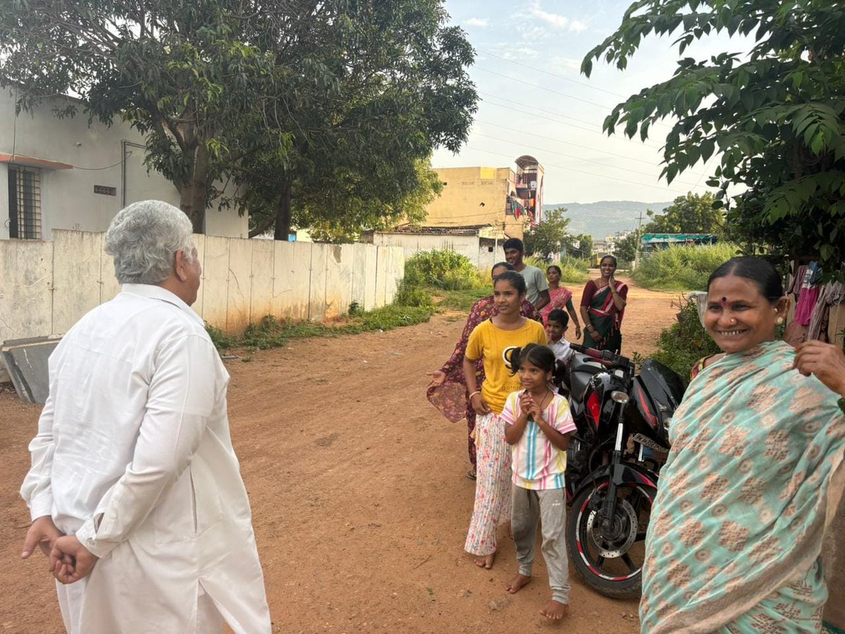 MLAHRGaviyappa's tweet image. ಇಂದು ಹೊಸಪೇಟೆಯ  ಸಂಕ್ಲಾಪುರ ಗ್ರಾಮದ ಕೆಲವು ಪ್ರದೇಶಗಳಿಗೆ ಭೇಟಿ ನೀಡಿ  ಅಭಿವೃದ್ಧಿಯ ಬಗ್ಗೆ ಹಾಗೂ ಅಲ್ಲಿನ ಕುಂದು ಕೊರತೆಗಳ ಬಗ್ಗೆ ಗ್ರಾಮಸ್ಥರೊಂದಿಗೆ ಚರ್ಚಿಸಿ ಅವರ ಆಹವಾಲುಗಳನ್ನು ಸ್ವೀಕರಿಸಿದೆ, ಈ ಸಂದರ್ಭದಲ್ಲಿ ರೈತ ಮುಖಂಡರಾದ ಭರ್ಮಪ್ಪ ಹಾಗೂ ಇನ್ನಿತರರು ನನ್ನನ್ನು ಭೇಟಿ ಮಾಡಿದರು.

#congress #karnataka #hrgaviyappa