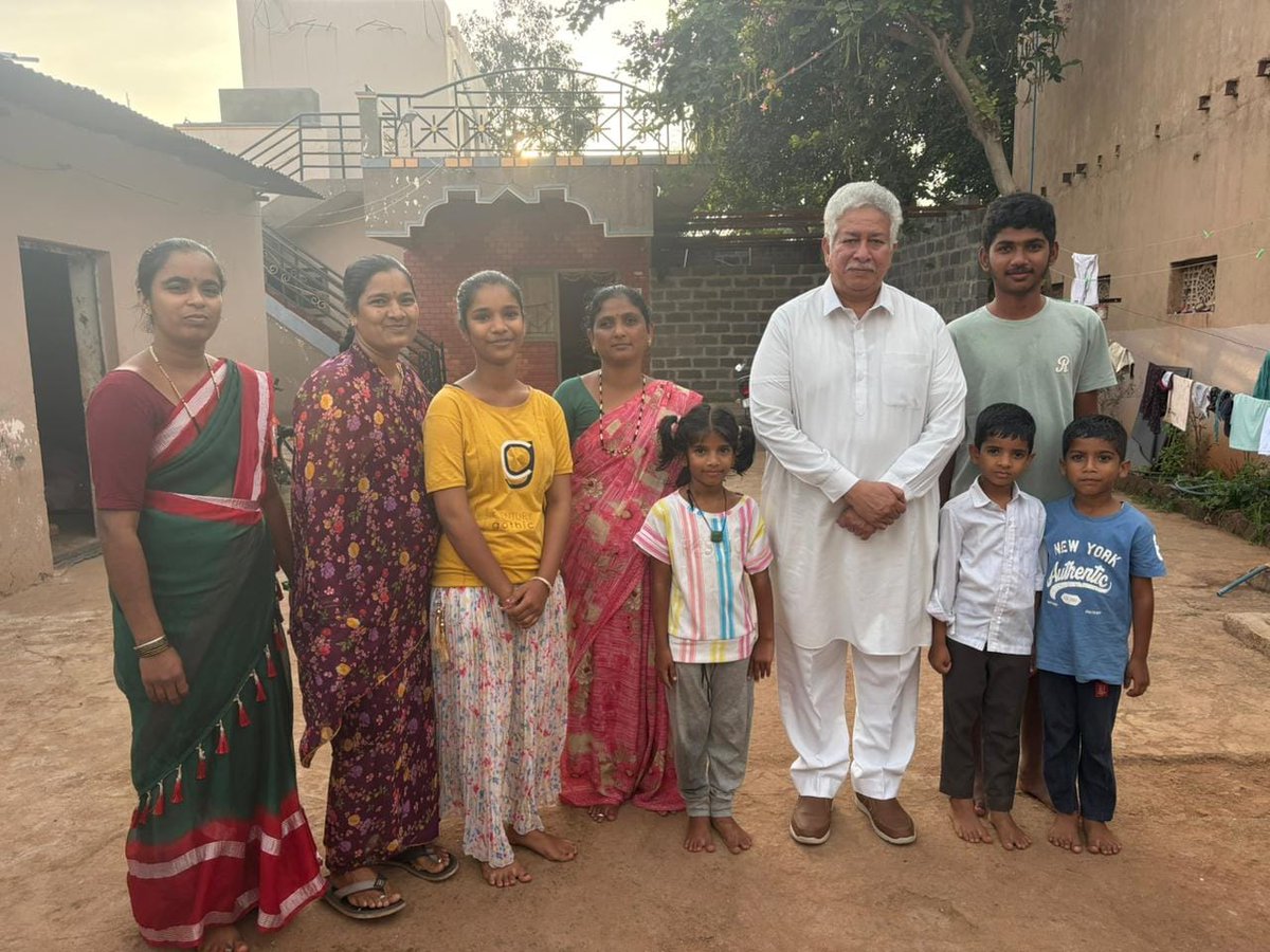 MLAHRGaviyappa's tweet image. ಇಂದು ಹೊಸಪೇಟೆಯ  ಸಂಕ್ಲಾಪುರ ಗ್ರಾಮದ ಕೆಲವು ಪ್ರದೇಶಗಳಿಗೆ ಭೇಟಿ ನೀಡಿ  ಅಭಿವೃದ್ಧಿಯ ಬಗ್ಗೆ ಹಾಗೂ ಅಲ್ಲಿನ ಕುಂದು ಕೊರತೆಗಳ ಬಗ್ಗೆ ಗ್ರಾಮಸ್ಥರೊಂದಿಗೆ ಚರ್ಚಿಸಿ ಅವರ ಆಹವಾಲುಗಳನ್ನು ಸ್ವೀಕರಿಸಿದೆ, ಈ ಸಂದರ್ಭದಲ್ಲಿ ರೈತ ಮುಖಂಡರಾದ ಭರ್ಮಪ್ಪ ಹಾಗೂ ಇನ್ನಿತರರು ನನ್ನನ್ನು ಭೇಟಿ ಮಾಡಿದರು.

#congress #karnataka #hrgaviyappa