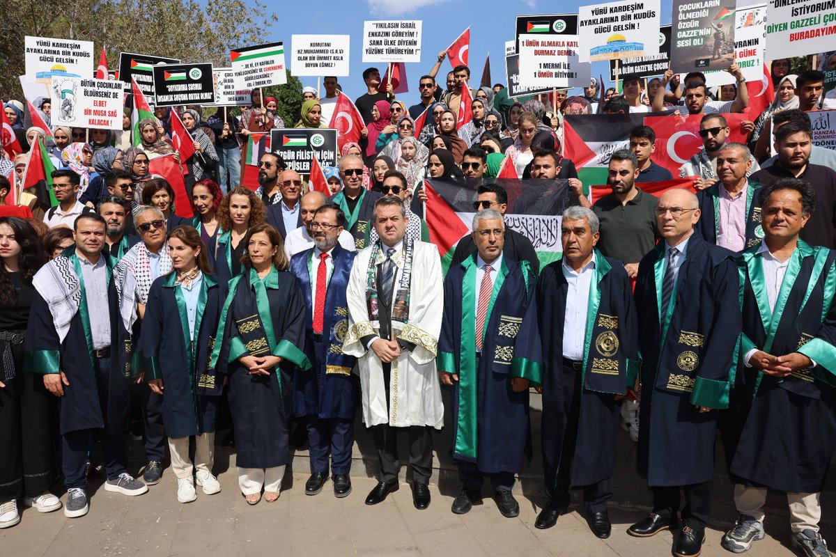 İsrail'in Gazze halkına yönelik uyguladığı soykırım ve katliamı basın açıklaması ile telin eden, Çukurova Üniversitesi  rektörü Sn Hamit Emrah Beriş ve  tüm hocalarımızı ve öğrencilerimizi  asil ve vicdani  duruşlarından dolayı tebrik ediyoruz.
<a href="/heberis/">Hamit Emrah Beriş</a> hocamızın yanındayız.