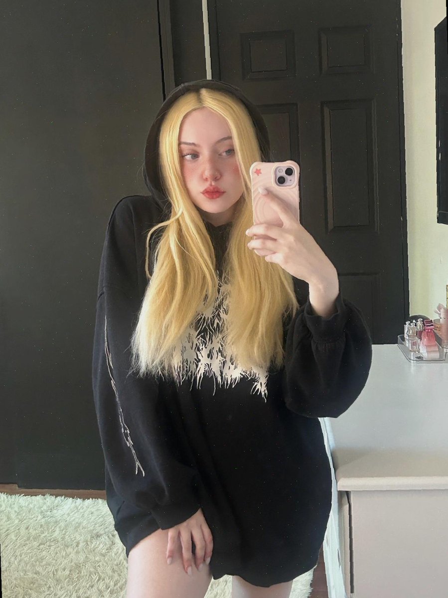 rinusvermet's tweet photo. prom dress shopping but lowkey want to thrift something vintage and iconic https://t.co/hRVzCNZfre